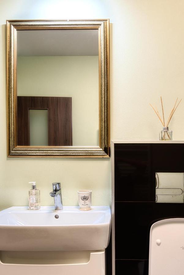 Nature Apartment - Minutes Away From The Old Town And Afi Mall براشوف المظهر الخارجي الصورة
